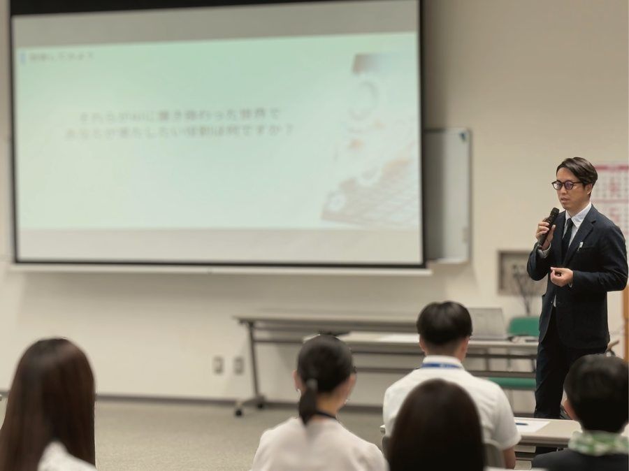 自治体の研修に登壇し、受講者に語りかける井上浩之